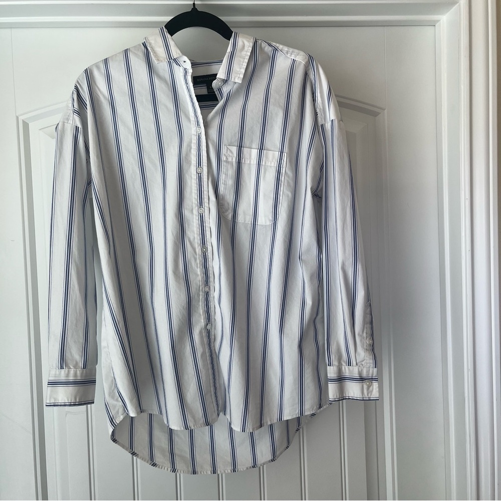 Banana Republic women’s pinstripe button down boyfriend shirt size small